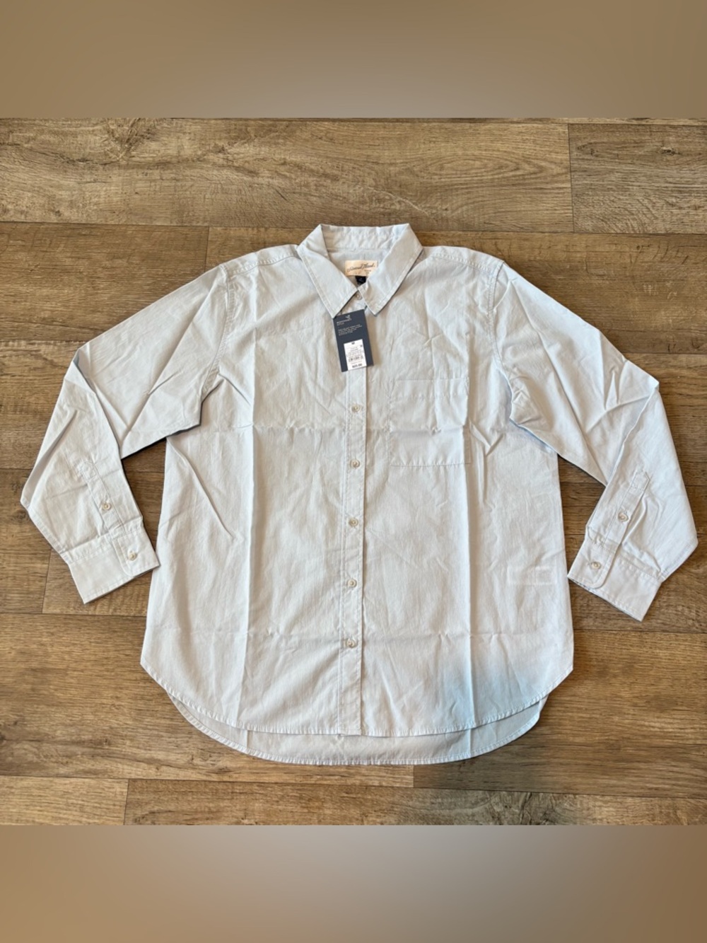 Universal Thread Women Cotton Relaxed fit Button down shirts light blue Medium
